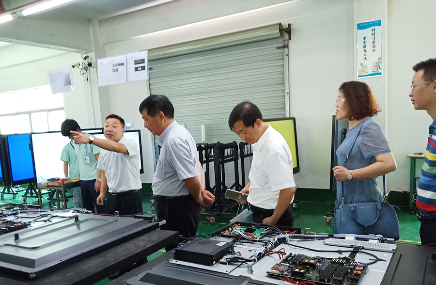 秉承教育精神，共創發展 --桂深兩地教育裝備協會專家蒞臨91香蕉直播平台教學參觀和指導